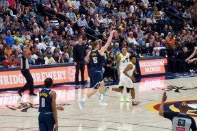 关于纳达尔回归赛场，关键助攻首场状态亮眼，湖人观众沸腾！的信息