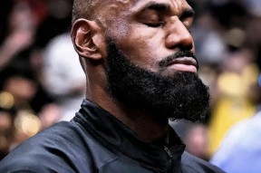 关于詹姆斯在中国队比赛中关键助攻，挺进下一轮引发热议！的信息