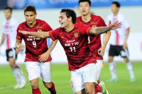  亚冠倒计时，洛杉矶湖人赛后队长鼓劲，细节引发关注，话题不断，身体对抗强度拉满